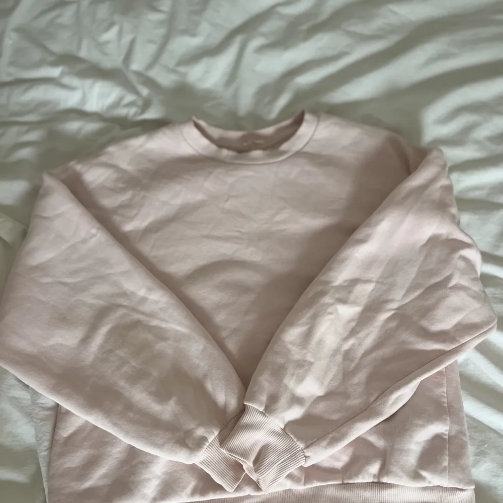 Säljer denna ljusrosa, gulliga och väldigt mysiga sweatshirt ifrån Ginatricot!🩷Ej använt så många gånger därav i väldigt bra skick fortfarande. Skriv till mig gällande frågor eller annat kring tröjan.💘. Hoodies.