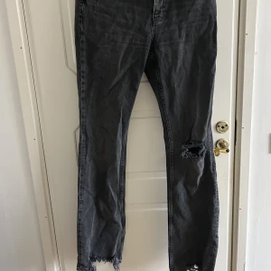 Jeans - Jeans med hål och slitningar. Skulle säga att dom även passar en 38