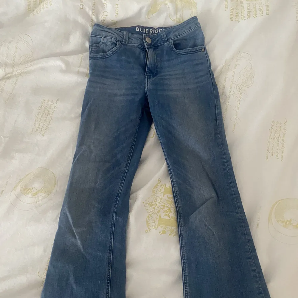 Fina flair jeans💗 köpte på zalando har superbra skick💗köpte för 509kr. Jeans & Byxor.