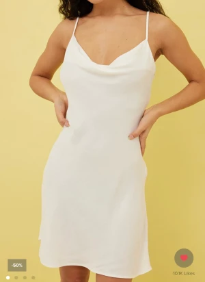 Satin klänning  - Vit satin klänning från nakd, aldrig använt. St 38