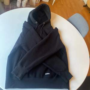 En svart hoodie från Pull&Bear. Med mycket bra skick, använd ett fåtal gånger. Säljer pga kommer inte till användning. Nypris 300kr (Pris kan diskuteras)