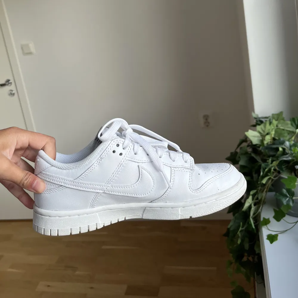 Säljer mina vita dunks, då dem i te kommer till användning. Har använt dem ca 3 gånger så nästan i nyskick! Nypris 1200kr. Skor.