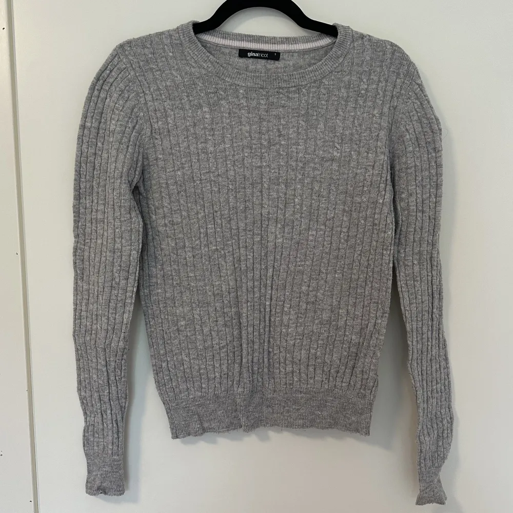 Grå tröja från Gina tricot i storlek S. Tröjor & Koftor.