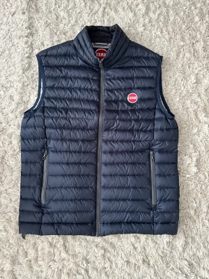 Colmar väst - Säljer nu min marinblåa Colmar väst i storlek 48. Västen är i väldigt bra skick, så gott som ny.