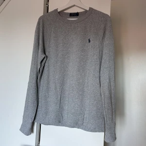 Ralph lauren tröja 🩶 - Grå Ralph Laurent tröja 🩶 fint skick! 