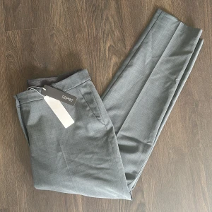 Kostymbyxor  - Helt nya och oanvända kostymbyxor från Esprit med prislapp på.    Rensar ur min garderob från en hel del oanvända kläder🌼 Kika och se om du ser något mer i min profil som du gillar så skickar jag med det till dig också!😊 Fler kläder kommer! 
