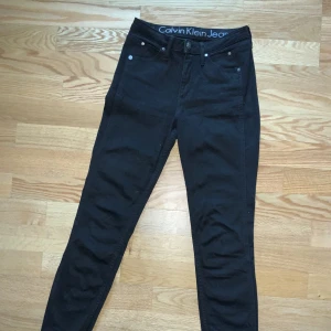 Calvin Klein jeans - Calvin Klein jeans i skinny fit, då dem har varit för långa för mig så har jag klippt ned dem lite vid benen och sytt om den där (bild 3) men inget som syns när man har på sig dem (obs! Alla kläder tvättas och rullas av på hår innan)