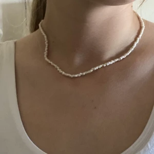 Pärlhalsband - Pärlhalsband i vit, blå och orange, säljer alla tre. 
