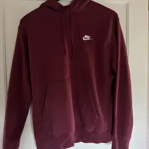 Nike hoodie i mycket bra skick, knappt använd. Köparen står för frakten!