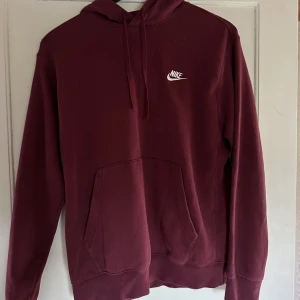 Nike hoodie  - Nike hoodie i mycket bra skick, knappt använd. Köparen står för frakten!