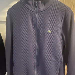 Lacoste tröja  - Tja säljer en stilig Lacoste zip up tröja som är i bra skick. Säljer den då den är för liten för mig.