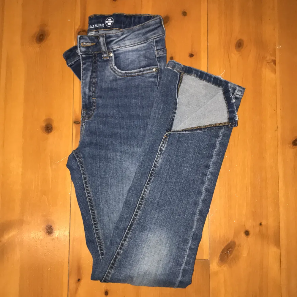 Säljer dessa jeans från Kappahl i storlek 152 med slits nertill💕. Jeans & Byxor.