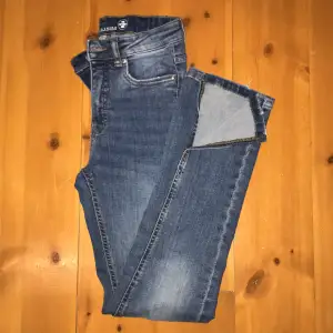 Säljer dessa jeans från Kappahl i storlek 152 med slits nertill💕