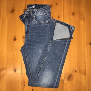 Jeans - Säljer dessa jeans från Kappahl i storlek 152 med slits nertill💕