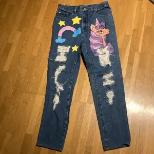 Jeans i bra skick  Innerbenlängd 70 cm Hög midja 