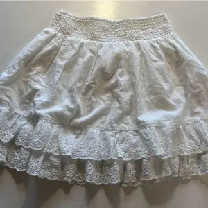 Vit kjol från märket PIECES, helt ny! Strl 164, passar en xs/s. Pris 200 kr