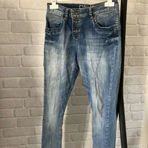 Lågmidjade byxor  - Ett par lågmidjade Jens 