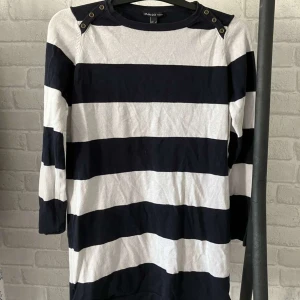 Rutig lite längre t-shirt - Jätte skönt material tunt och skönt