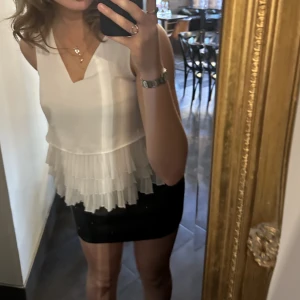 Vit topp - Säljer min vita söta topp från mango. Storlek s/m. Säljer för 300🥰