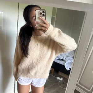 stickad tröja - stickad tröja från wera i fin aprikos/rosa/beige färg🤍