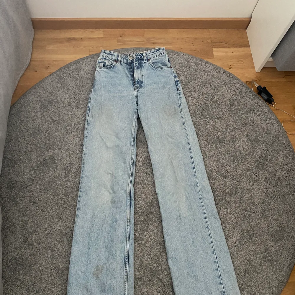 Säljer dessa Jeansen i storlek 32, dem har en fläck på benet men de är inget jag tycker man tänker på, säljer dem därför lite billigare💗. Jeans & Byxor.