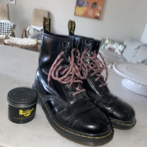 Dr Martens + skoputs - De är använda men i bra skick. Det enda är att de är lite slitna framtill (de första bilden).