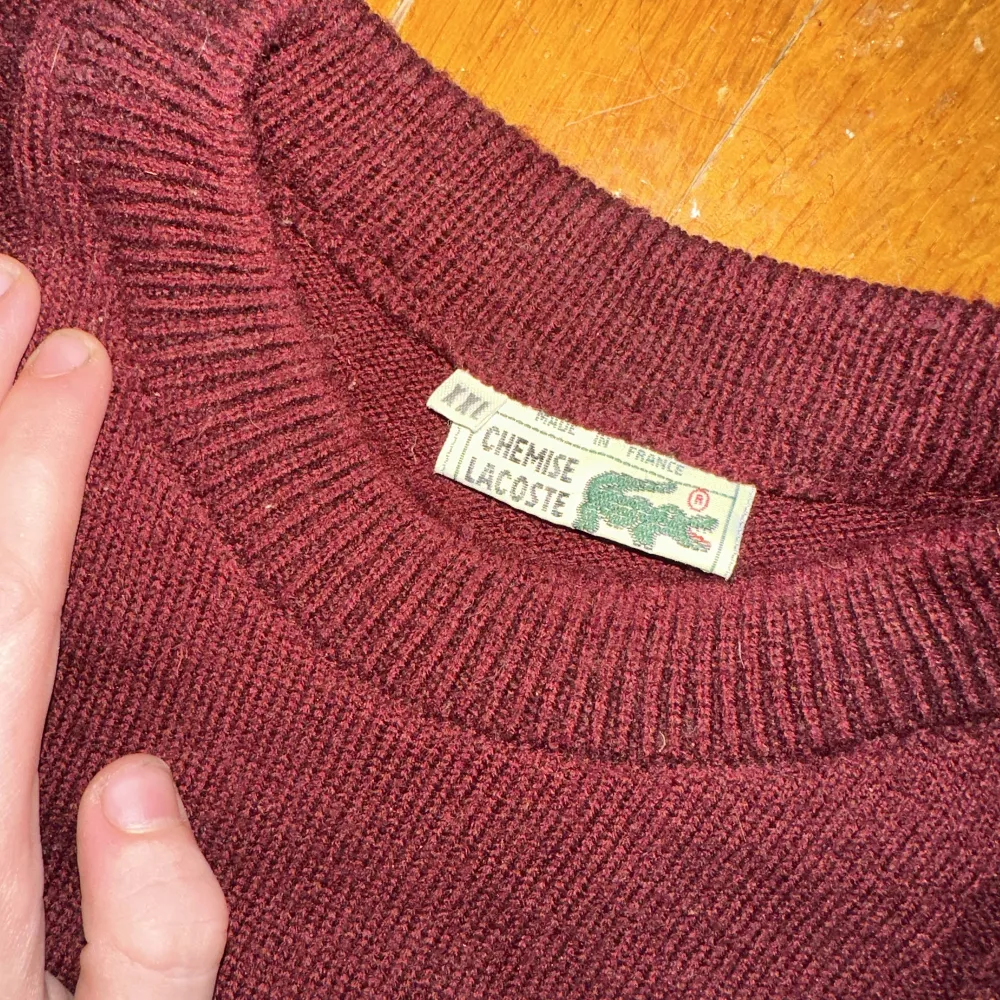En snygg vintage Lacoste stickad tröja i em jätte fin röd färg! Står storlek XXL men sitter mer som en najs L i mina ögon!. Stickat.