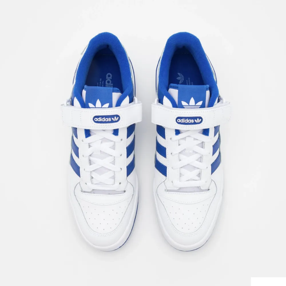 Säljer dessa Adidas Forum Low i färgen Royal Blue, storlek 41. Skitsnygga men inte min stil längre tyvärr. Inte använt jättemycket, knappt slitna. Helblå sula, kardborrebanden är avtagbara. Köpta för 1100kr ish. Säljer för 450kr + frakt😊💙. Skor.