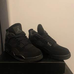 Säljer nu mina Jordan 4 black cats som jag köpte här på Plick, dom är knappt använda, vill bara bort med för jag inte använder dom längre därav priset, vid snabb affär kan priset sänkas en del. Fler frågor så skriv