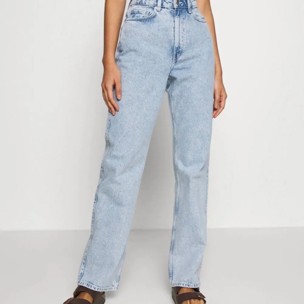 Jeans från weekday som tyvärr inte kommer till användning💓 I modellen Rowe.. Jeans & Byxor.