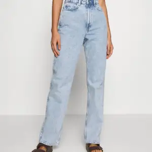 Jeans från weekday som tyvärr inte kommer till användning💓 I modellen Rowe.