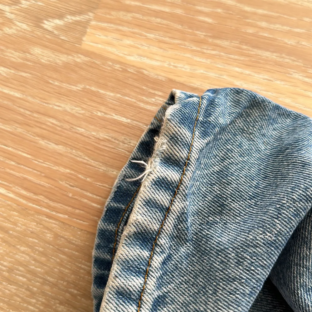 Hej! Säljer dessa snygga Collusion jeans från ASOS som tyvärr inte kommer till användning. De är i fint skick och knappt använda. Lite slitna nere vid fötterna dock. . Jeans & Byxor.