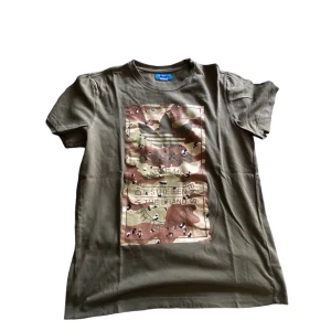 Adidas T shirt - Skick: 9/10 knappt använd Strl: M