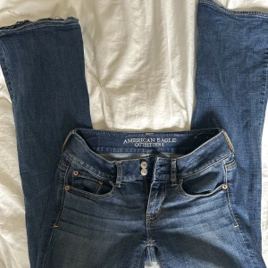 Lågmidjade jeans - Lågmidjade jeans från American eagle i bootcut!  Midjemått: 36cm Innerbenslängd: 83cm  Jag är 170cm lång som referens 🩷Materialet är väldigt stretchigt!  Skriv för fler frågor eller bilder