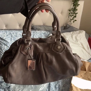 Marc Jacobs Väska - As snygg marc jacobs väska, har fläckar under väskan men de syns nästan aldrig därav priset (kan skicka bild om intresserad)