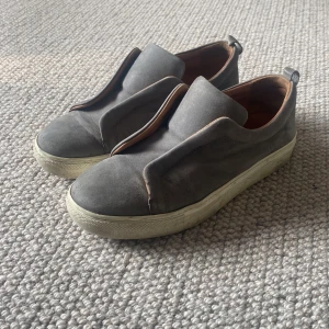Gråa sneakers  - Ett par sneakers. Varsamt använda, inga defekter. Nypris 1700kr