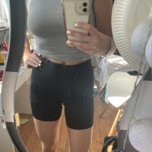 träningsshorts - svarta träningsshorts från hm. riktigt fint skick och väldigt stretchiga💘