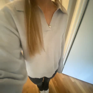 Stickad tröja - Ljusblå stickad tröja från Ginatricot💗 Endast använd ett fåtal gånger så därmed i jättebra skick!! 