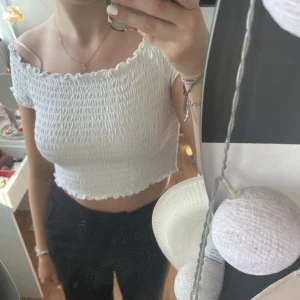 topp - vit topp från hm. säljer en likadan fast blommig! sparsamt använd så i väldigt fint skick!💘