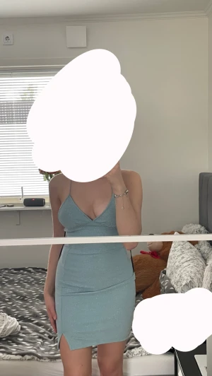 Klänning  - Klänning från HM som jag använt 1-2 gånger. Säljer eftersom den blev för liten