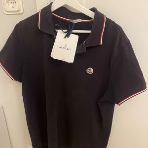 Moncler piké  - Moncler piké mörkblå, säljer åt min kille. Nyskick