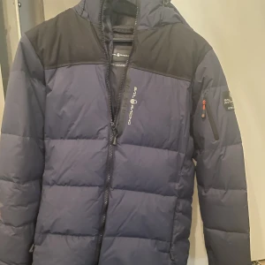 SailRacing Cape down  - Säljer min vinterjacka för att den har blivit för liten. Väldigt skön jacka som värmer otroligt bra. Köpte för två år sen, men använt mindre än 10 gånger. Skick 9/10 Pris i butik 3600kr. Pris kan diskuteras vid snabbköp.