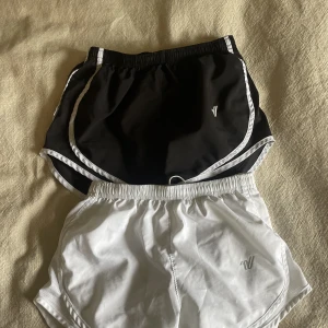 Varsity shorts - Short strl xs pris 150kr/st eller 250kr för båda köparen står för frakt (pris kan diskuteras)