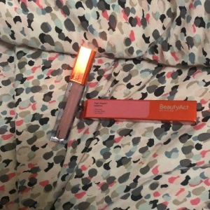 Beauty act lipgloss - Säljer detta läppglansen från beauty act då jag fick två st som gåva och behöver endast en. Aldrig använt den. 