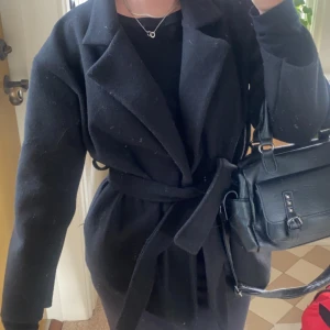 Kort kappa - Säljer denna korta kappa i fint skick!