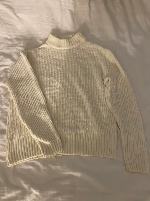 Vit stickad tröja med liten krage - Bra skick då den bara är använd ett fåtal gånger 