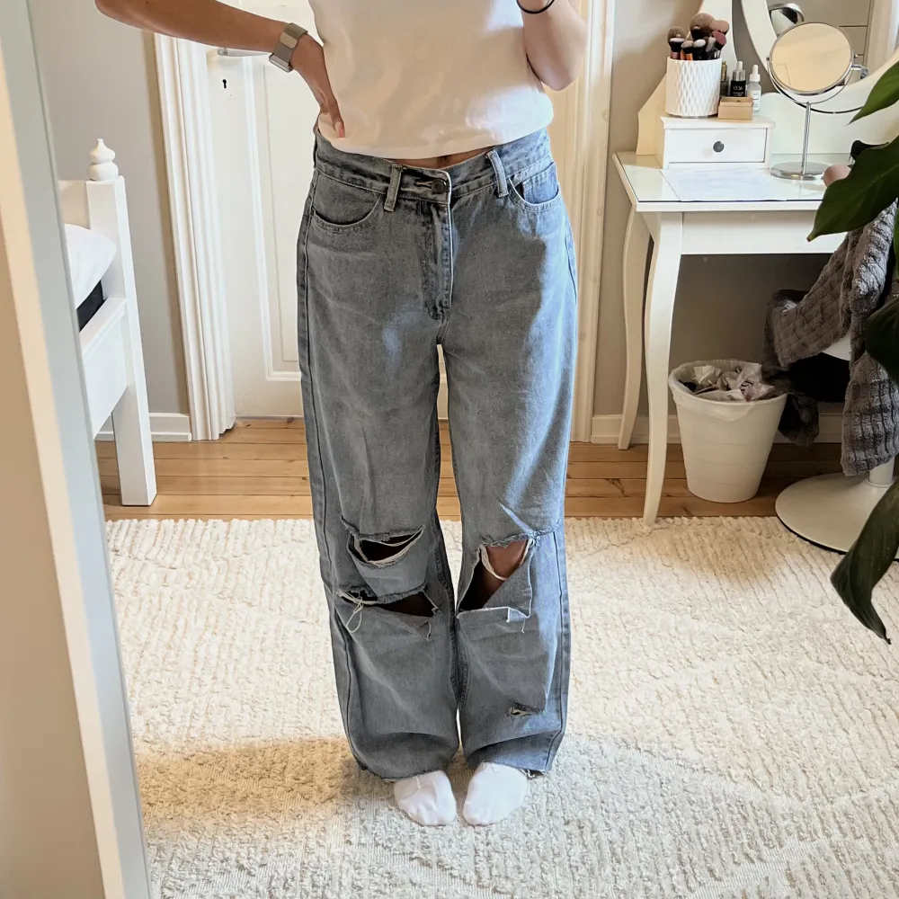Blåa oversized jeans med slitningar från Boohoo. Jag är 173cm. . Jeans & Byxor.
