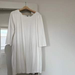 Fin vit klänning, lite tjockare tyg, storlek XL men upplever den mindre