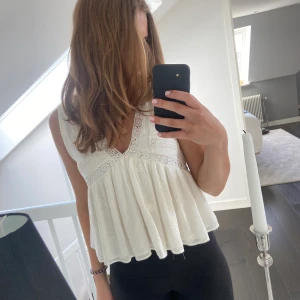 Fin sommartopp - Vit sommartopp från zara i storlek s, ej fått användning av den på sistone🥰super fin till sommaren! Jag tar swish