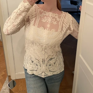 Broderad topp - Vit broderad vintage topp